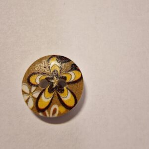 Knap, 2 hul, træ-look, malet, gul blomst på sennup farvet