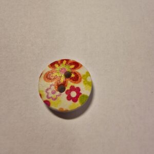 Knap, 2 hul, træ-look, malet, grøn og rød blomster på hvid baggrund