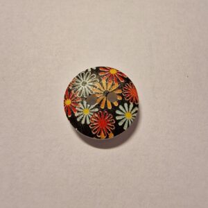 Knap, 2 hul, træ-look, malet, multi farvet blomster på sort baggrund