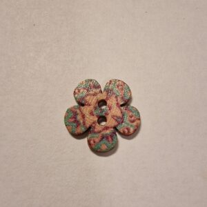 Knap, 2 hul, træ-look, malet, blomst form, lys blå og rosa