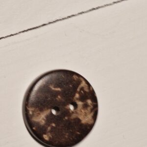 Knap, 2 hul, træ-look, med patina-look, mørk brun