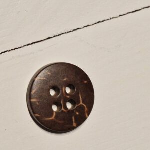 Knap, 2 hul, træ-look, med patina-look, mørk brun